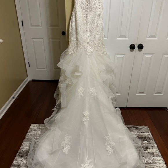 Beautiful Brand. New Wedding Dress Never tried on or worn. - Picture 3 of 3